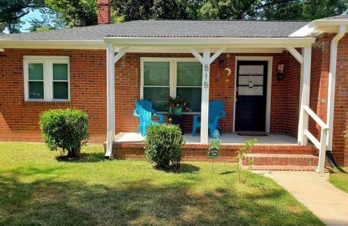East Durham House | Welcoming 2 Bedrooms - Steps from Downtown DUKE & NCCU