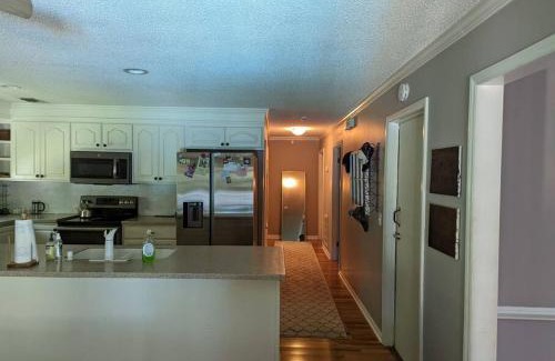 Taylors House | Bright 2 Bedroom House with Pool & Large Deck for Families