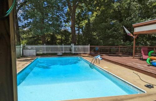 Taylors House | Bright 2 Bedroom House with Pool & Large Deck for Families