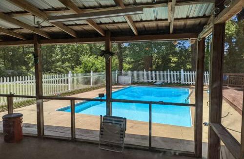Taylors House | Bright 2 Bedroom House with Pool & Large Deck for Families