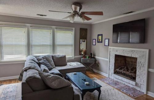 Taylors House | Bright 2 Bedroom House with Pool & Large Deck for Families