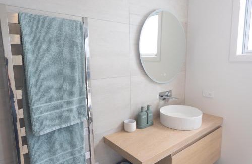 One Tree Point Bed & Breakfast | Indulge at Marsden Cove Canal Haven with Spa Pool & Breakfast