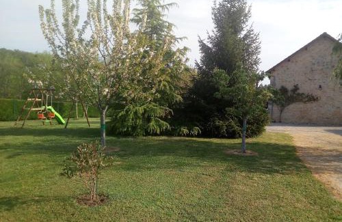 Eyzerac House | Discover Gîte les Grésilles: Family-Friendly with Pool