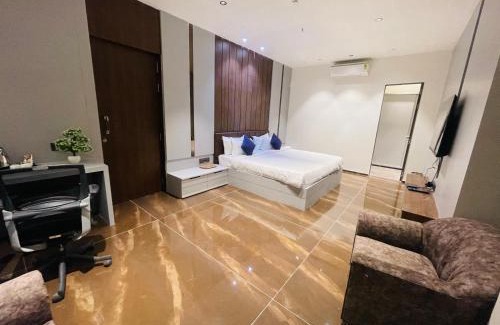 Khambhaliya Hotel | Discover Hotel Twiz Park: 4-Star Retreat with Pool Access