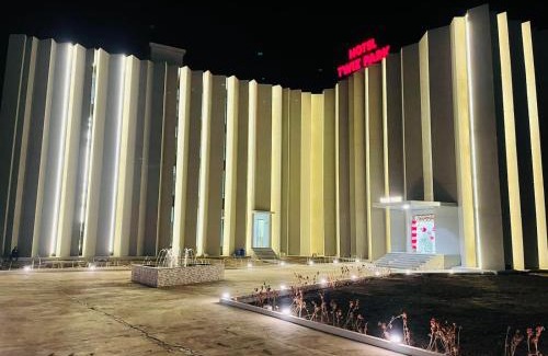 Khambhaliya Hotel | Discover Hotel Twiz Park: 4-Star Retreat with Pool Access