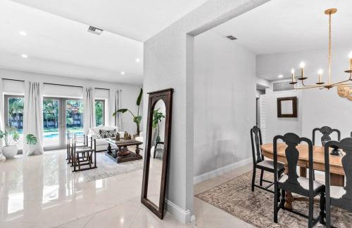 Palmetto Bay Villa | Discover Peacock Villa Palmetto Bay: Pet-Friendly Retreat