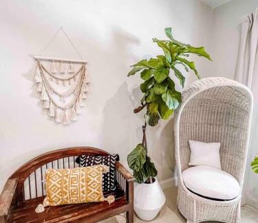 Palmetto Bay Villa | Discover Peacock Villa Palmetto Bay: Pet-Friendly Retreat