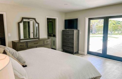 Palmetto Bay Villa | Discover Peacock Villa Palmetto Bay: Pet-Friendly Retreat