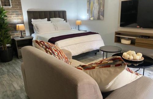 Bezuidenhout Valley Apartment | Budget-Friendly 163 on Bez: Perfect for Families