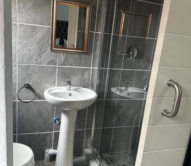 Bezuidenhout Valley Apartment | Budget-Friendly 163 on Bez: Perfect for Families