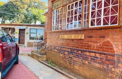 Bezuidenhout Valley Apartment | Budget-Friendly 163 on Bez: Perfect for Families