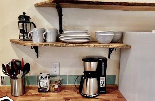 Blue Hill House | LadySlipper Cottage: Cozy Retreat with Sunrise Views