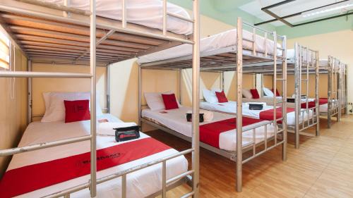 Mauban Hotel | Discover Comfort at RedDoorz Plus @ Lumberio's Travel Inn