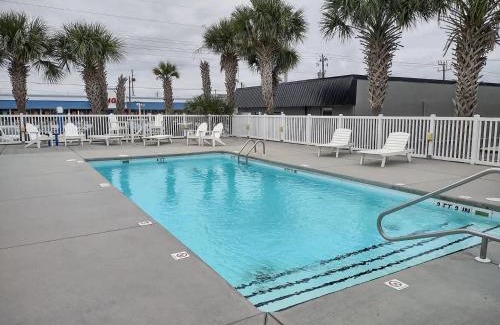 Atlantic Beach Apartment | Ocean View King Suite at Island Inn of Atlantic Beach