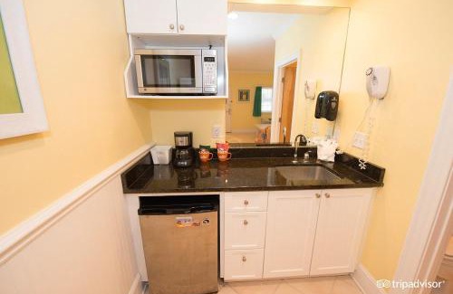 Atlantic Beach Apartment | Island Inn of Atlantic Beach - Ocean View King Suite