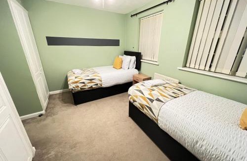 Sittingbourne Apartment | Inviting 4 Bed Townhouse for Family Getaways