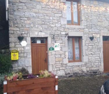 Mazee House | Inviting Le Ternia: Pet-Friendly Retreat with Kitchen Access