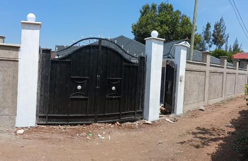 Kisumu House | Family-Friendly Retreat at Levans Lounge with Hot Tub