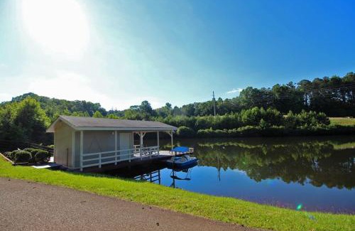 Villa Rica House | Discover Shipwrecked: Relax in a Hot Tub and Kitchen