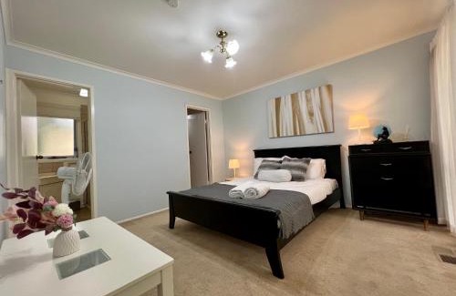 Glen Waverley House | Modern 5BR Home in Glen Waverley with Decking & WIFI