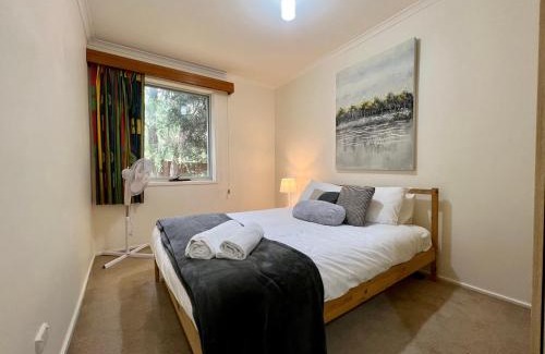 Glen Waverley House | Modern 5BR Home in Glen Waverley with Decking & WIFI