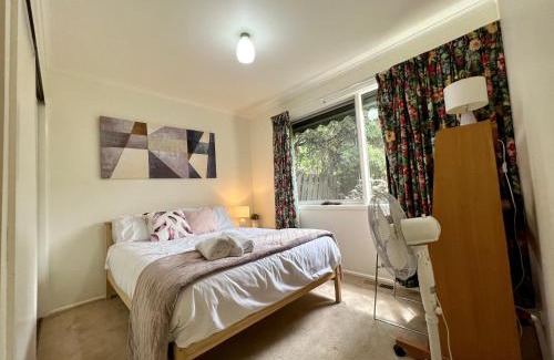 Glen Waverley House | Modern 5BR Home in Glen Waverley with Decking & WIFI