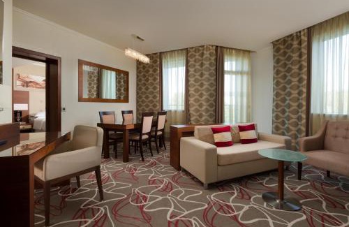 Molzhaninovsky District Hotel | Elegant Sheraton Moscow Airport Hotel with Pool & Hot Tub