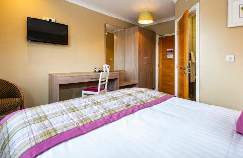 Saint Asaph Hotel | Relax at the Oceanfront White House with Pool Access