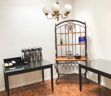 Oakridge House | Elegant Vancouver West Suite with Family-Friendly Amenities
