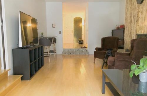 Oakridge House | Elegant Vancouver West Suite with Family-Friendly Amenities