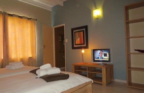 Vineta House | Beach Walk House & Cottage: Pet-Friendly Getaway Awaits