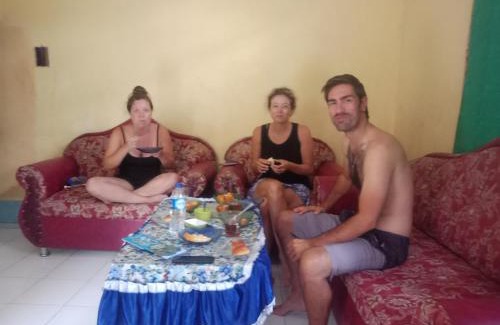 Labuan Bajo House | Cozy Agus & Yul Lodge: Pet-Friendly Retreat with Breakfast