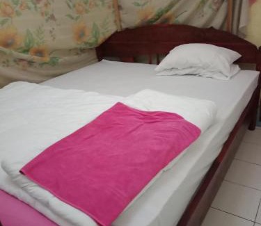 Labuan Bajo House | Cozy Agus & Yul Lodge: Pet-Friendly Retreat with Breakfast