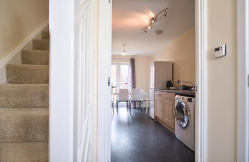 Peterborough House | Discover Hudson House: 4-Star Retreat with Family-Friendly Perks
