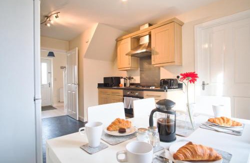 Peterborough House | Discover Hudson House: 4-Star Retreat with Family-Friendly Perks