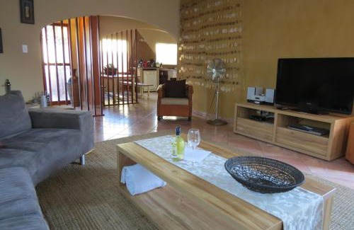 Vineta House | Beach Walk House & Cottage: Pet-Friendly Getaway Awaits