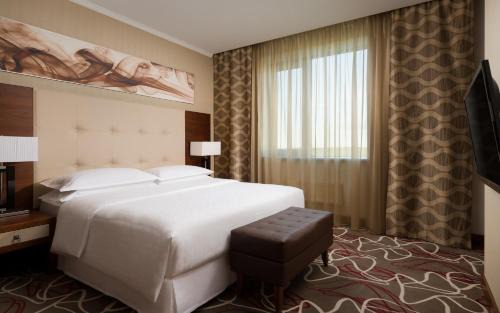 Molzhaninovsky District Hotel | Elegant Sheraton Moscow Airport Hotel with Pool & Hot Tub
