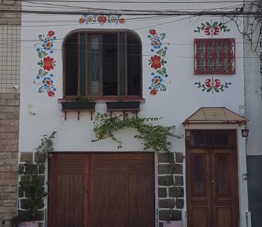 Vila Belmiro House | Top-Rated Hospedagem Casa de Pedro with Kitchen Amenities