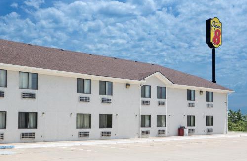 Boonville Hotel | Budget-Friendly Stay at Super 8 by Wyndham Boonville