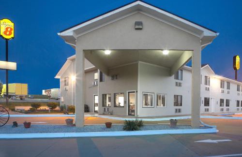 Boonville Hotel | Budget-Friendly Stay at Super 8 by Wyndham Boonville