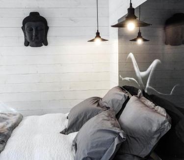 Audenge Bed & Breakfast | Indulge in Relaxation at L'Haute en Couleur Cabanes Spas