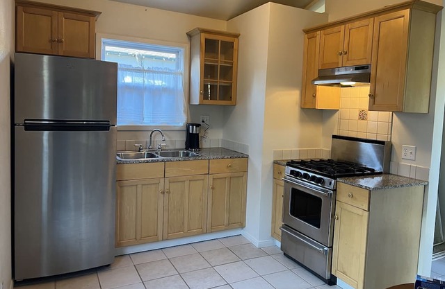 The Cozy Cottage w private yard