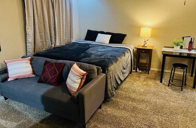 Modern Studio With Full Kitchen & Bathroom