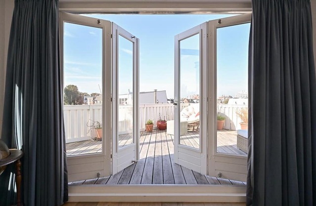 Renovated beachfront warehouse located in quiet Schevenings courtyard