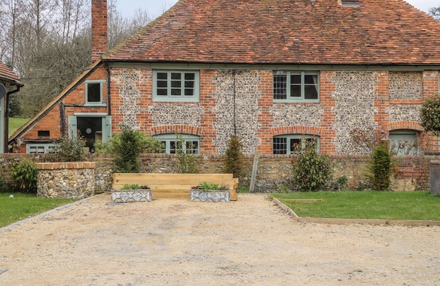 HUNTS FARM COTTAGE, pet friendly, with open fire in Henley-On-Thames