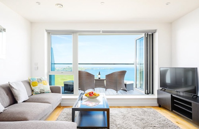 32 ONE Lusty Glaze - Apartment with breath taking sea and coastal views, lift, car parking