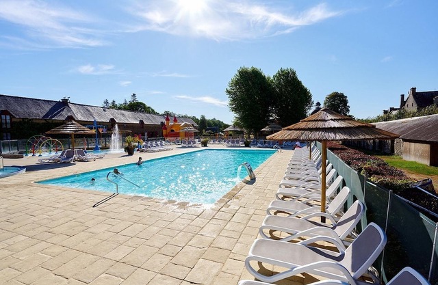 Luxe Sanitary XL 6 pers. Villatent at five-star Camping Domaine du Logis