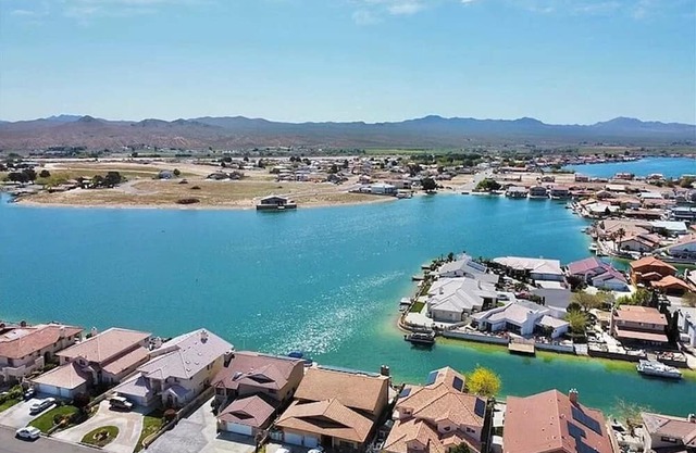 PGA golf course condo on lake by Route 66, 2-bedrooms with WiFi, AC
