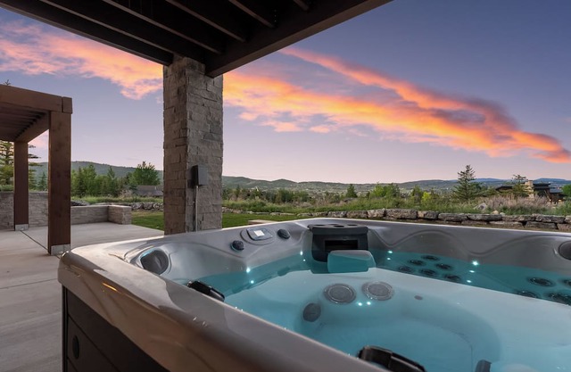 Spacious 6-bedroom house Comes with House Manager /Driver 8:30am - 8:30 pm.