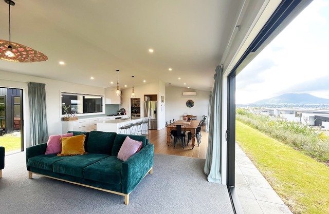 Panoramic Paradise: Stunning Lake and Mountain Views in Taupō